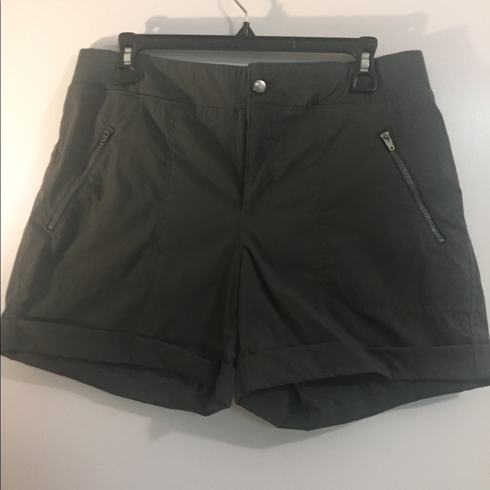 NWT Te Verde Khaki Green Shorts - size Large